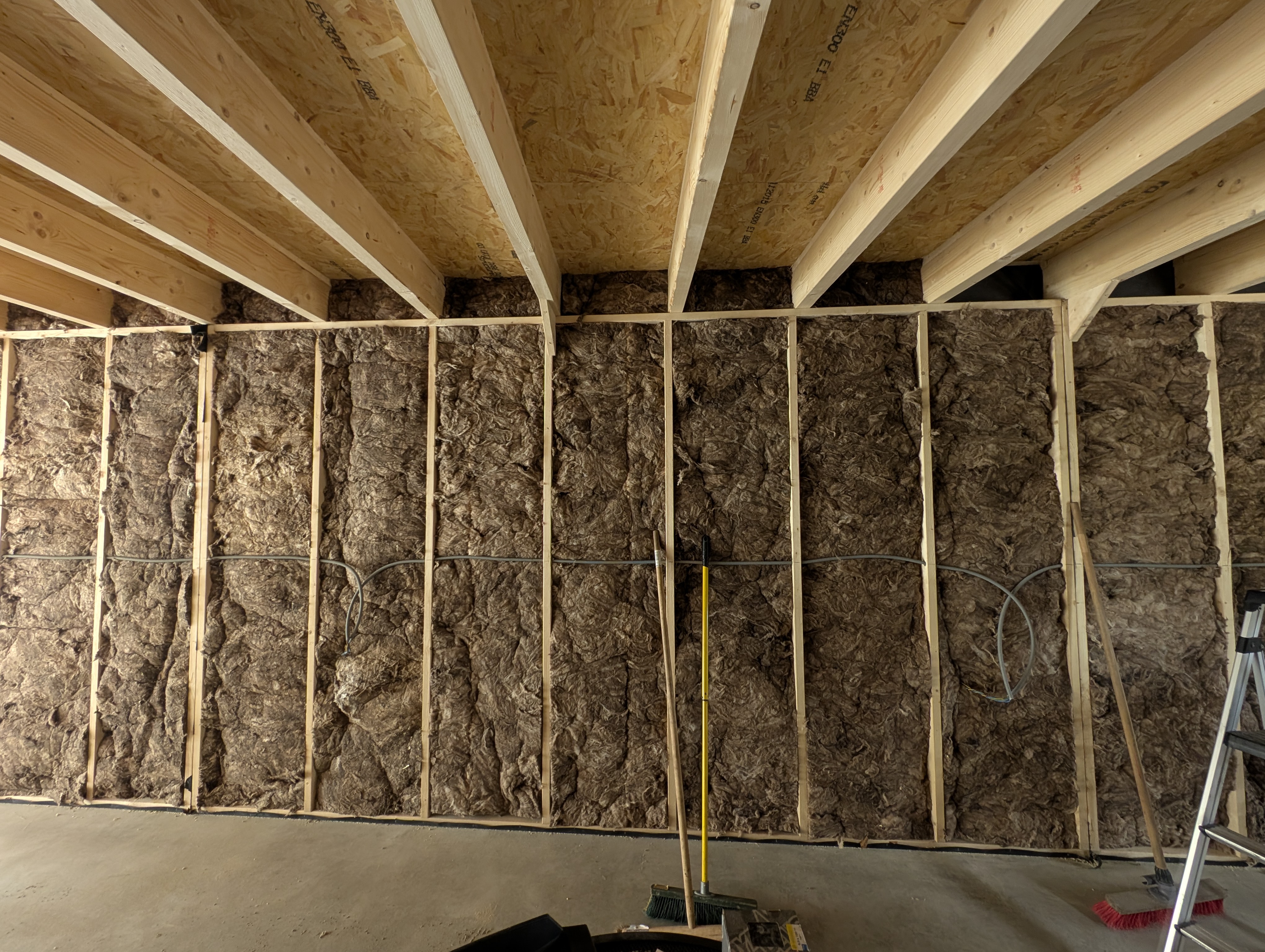 Houten project in uitvoering: opbouw van de geïsoleerde wanden